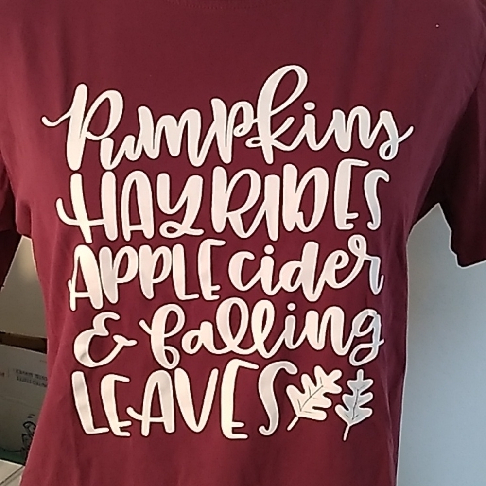 Womans medium burgundy fall pumpkin 🎃 hay rides apple cider & falling leaves 🍂